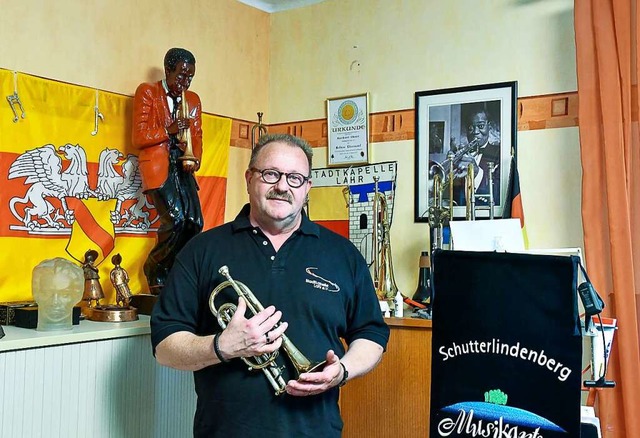 Der Trompeter Norbert Ehret in seinem ...S-Trompeters Louis Armstrong (rechts).  | Foto: Endrik Baublies