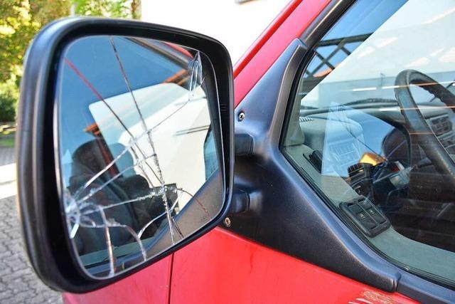 Fahrer eines roten VW-Busses gefährdet Rollerfahrer in Freiburg-Brühl