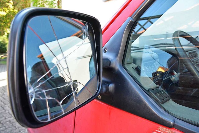 Der Fahrer eines roten VW-Busses hat e...araufhin den Auenspiegel. Symbolbild.  | Foto: Hannes Lauber