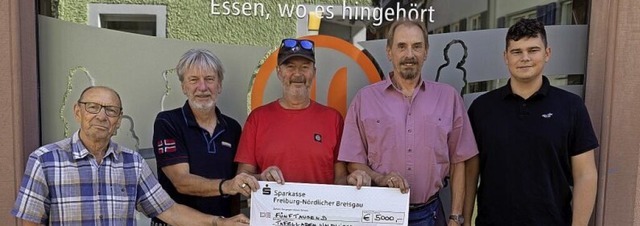 Friedhelm Wlker, Thomas Fischer (beid...ve, von links) bei der Scheckbergabe.  | Foto: Patrik Mller