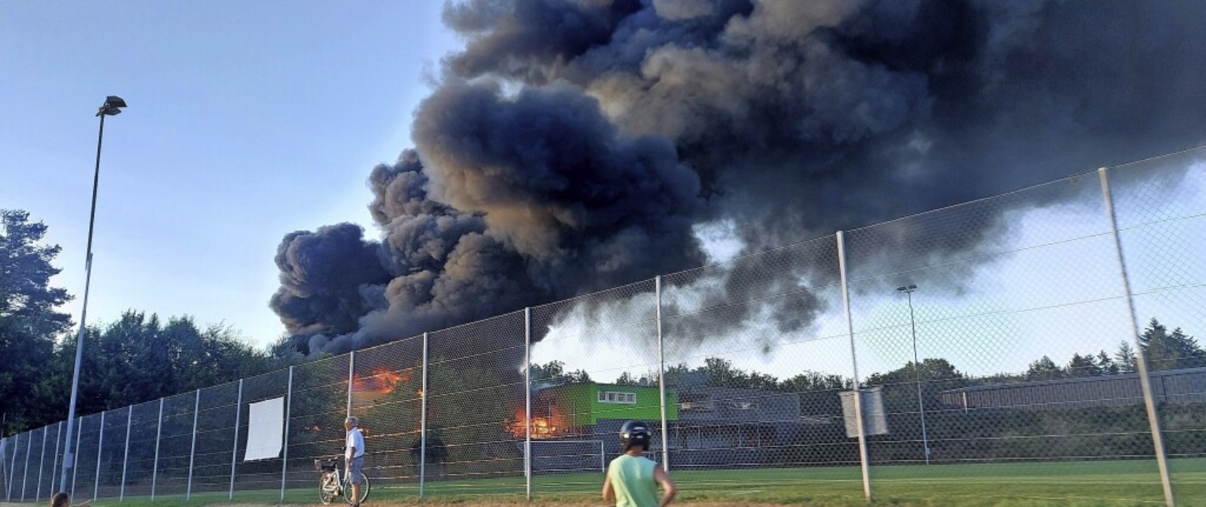 Feuer und Rauch des Zirkusbrands in Jestetten sind weithin zu sehen.   | Foto:  Uwe Kaier