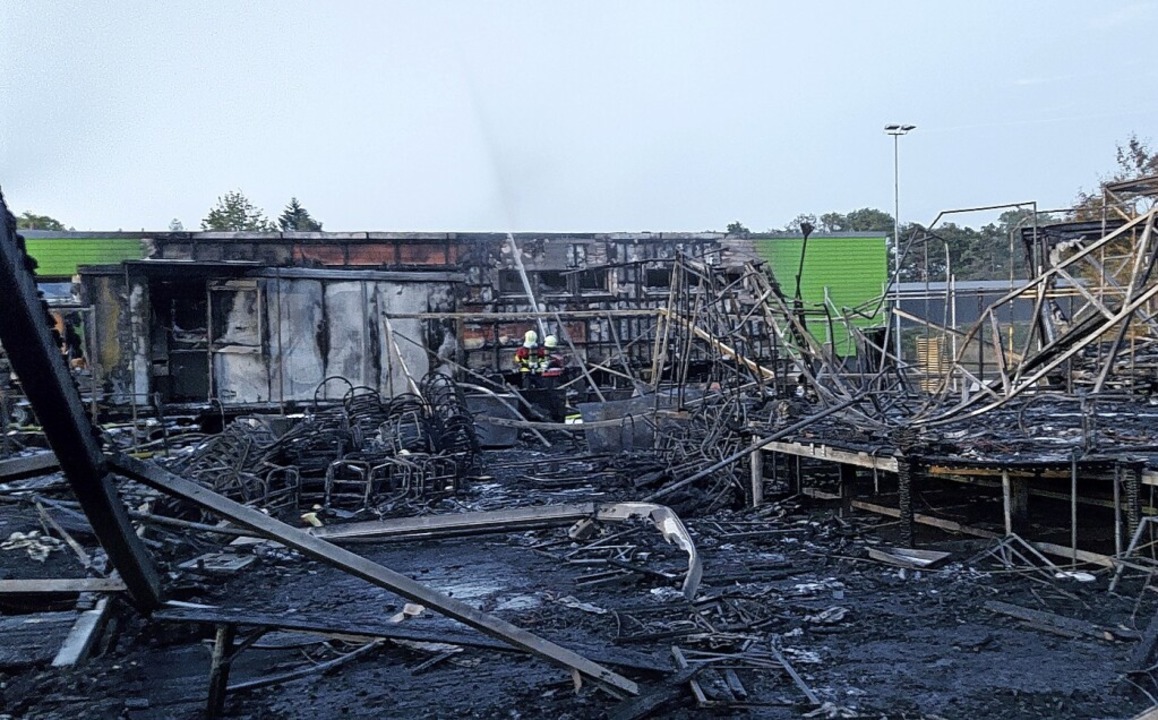 Die Ruine nach dem Brand. Hier ist ein...brannten Wagen und der Bühne zu sehen.  | Foto:  Uwe Kaier