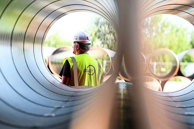 Fr den Import von Flssiggas ber den...d zeigt einen Blick auf das Rohrlager.  | Foto: Lars Klemmer (dpa)