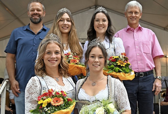 Bacchus schaut dem Festzug zu und die ...r, die Badischen Weinprinzessinnen) .   | Foto: Hans-Peter Mller