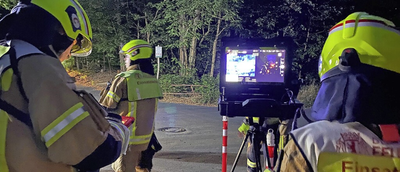 Feuerwehrleute der Berliner Feuerwehr ...unewald mit einem Monitor im Einsatz.   | Foto: -