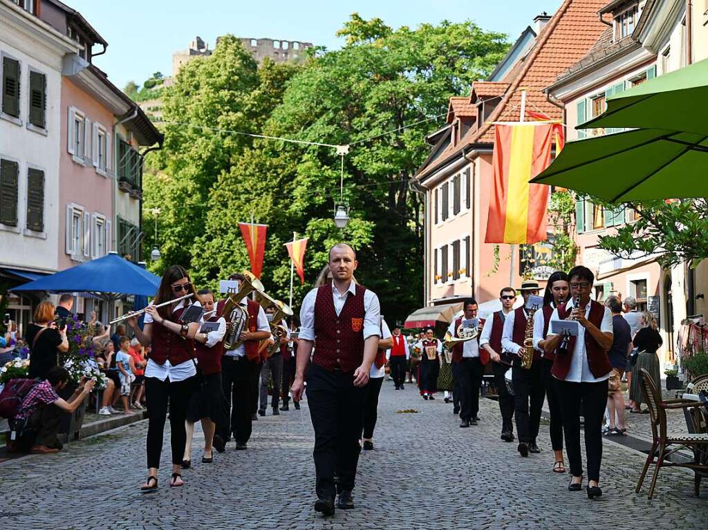 Die Stadtmusik Staufen beim Festumzug im Schatten der Burg