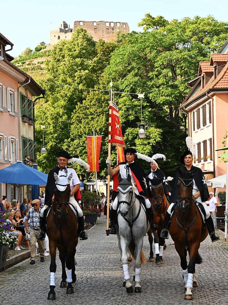 Vorneweg wieder die Traditionsreiter der Malteserstadt  Heitersheim