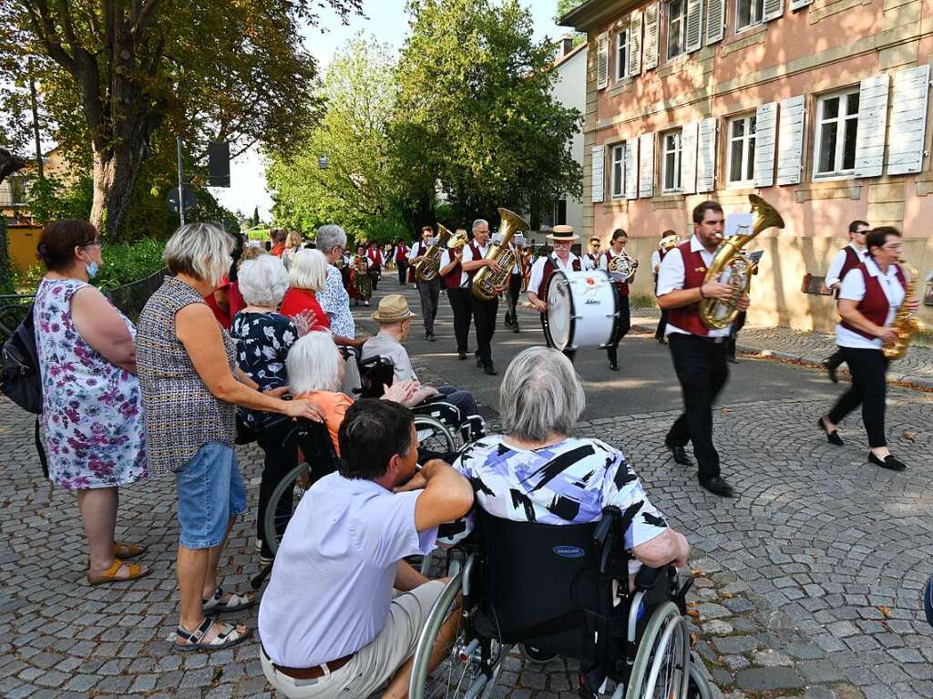 Bewohner des nahegelegenen Seniorenpflegeheims St. Margareten waren auch unter den Zuschauern