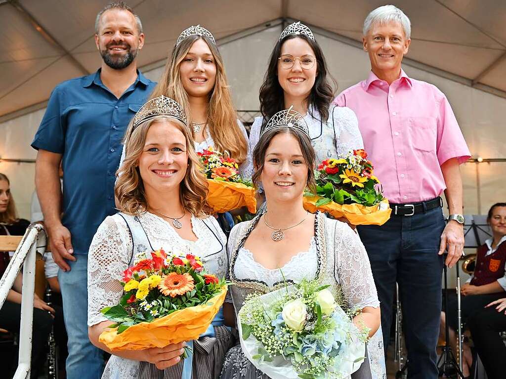 Bacchus schaut dem Festzug zu und die Hoheiten stellen sich zum Gruppenbild mit Markus Bchin vom Veranstalter  und dem Brgermeister (unten links die Badische Weinknigin Jessica Himmelsbach, daneben die neue Markgrfler Weinprinzessin Franziska Hofmann, oben links Geraldine Liebs, rechts Lisa Huber, die Badischen Weinprinzessinnen) . 