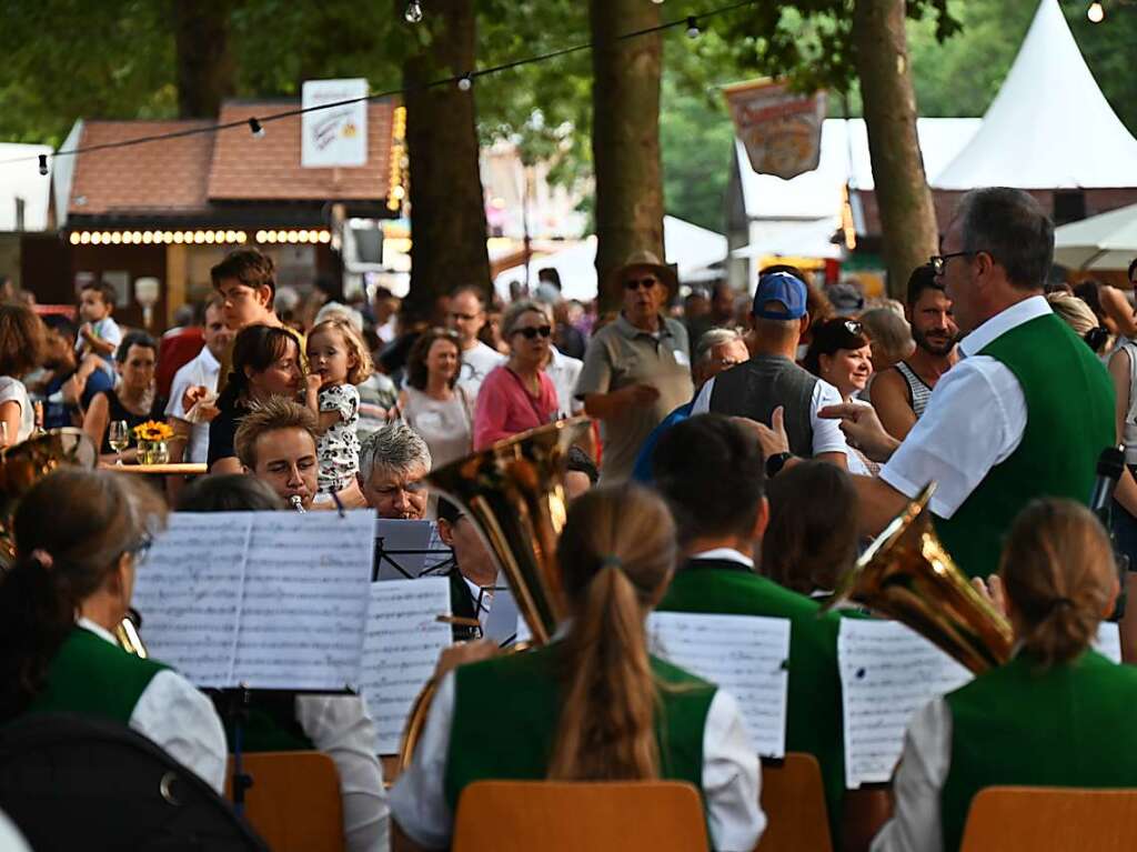 Schon zum Start   viel Andrang und gute Stimmung mit dem MV Grunern.