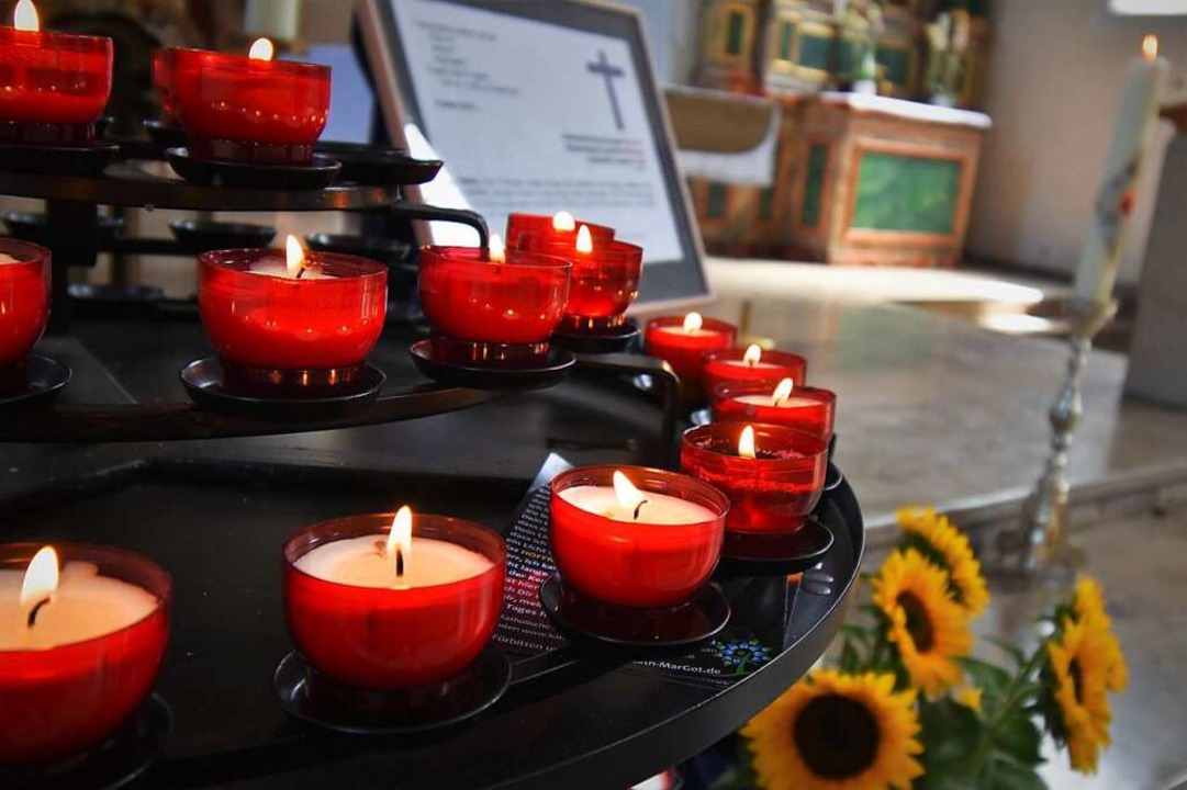 Kerzen, Blumen und Worte des Mitgefühl...der katholischen Kirche in Gottenheim.  | Foto: Kathrin Blum