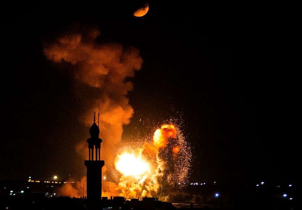 Feuer und Rauch steigen im südlichen Gazastreifen auf.  | Foto: YOUSSEF MASSOUD (AFP)