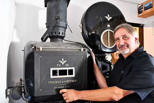 Achim Girnth am alten Projektor im Free Cinema  | Foto: Barbara Ruda
