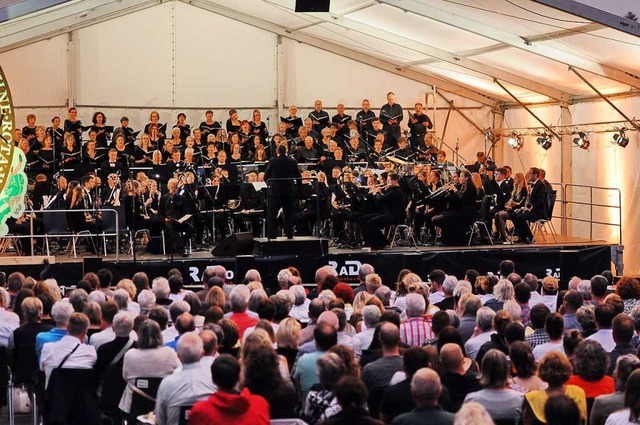 Orchester und Chor spielen und singen vor voll besetzten Zuschauerreihen.  | Foto: Philippe Thines