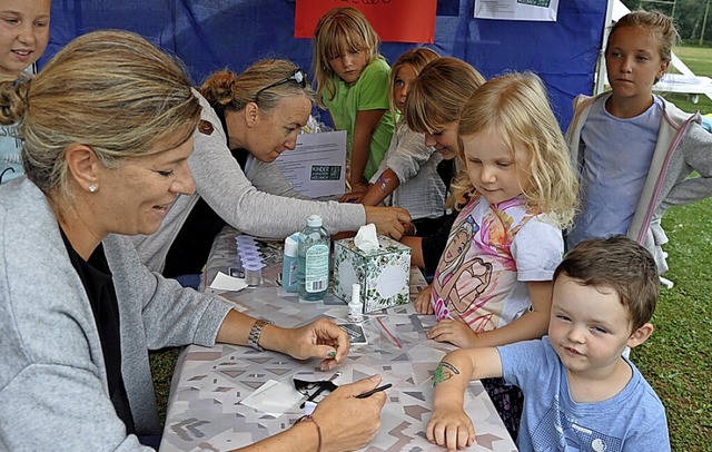 Auf dem Sportplatz gab&#8217;s viele Mitmachangebote.  | Foto: Jutta Schtz