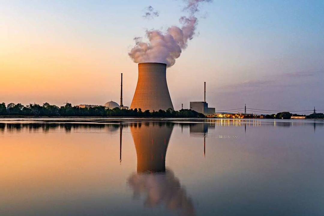 Kühlturm des Atomkraftwerks Isar 2  | Foto: Armin Weigel (dpa)