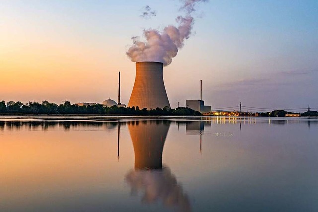 Khlturm des Atomkraftwerks Isar 2  | Foto: Armin Weigel (dpa)