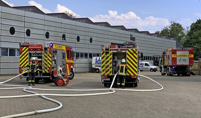 Rund 50 Einsatzkrfte der Feuerwehr wa... Produktionshalle im Westen gefordert.  | Foto: Feuerwehr Offenburg