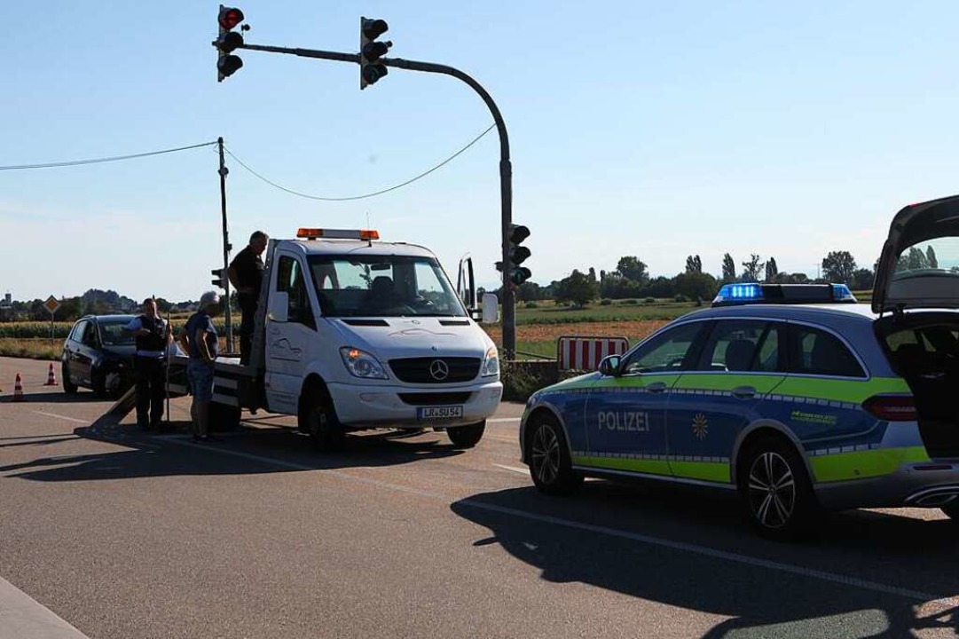 Die Polizei sicherte die Unfallstelle ...torrads auf einen Fahrzeugtransporter.  | Foto: Bastian Bernhardt