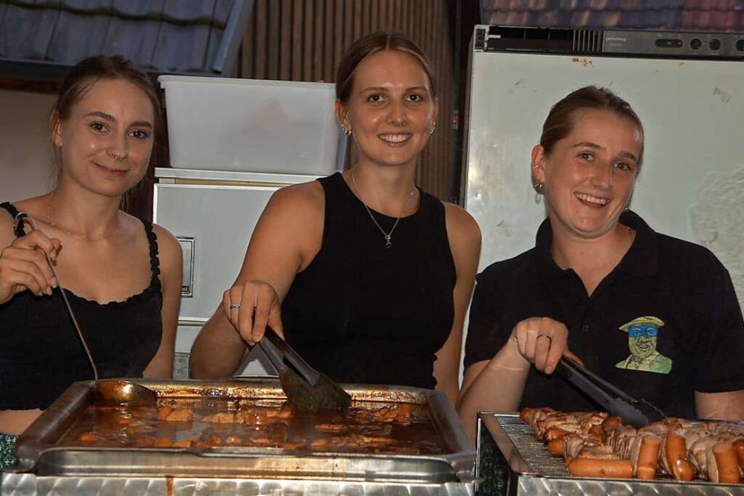 Die  drei jungen Damen vom Grill haben alle Hände voll zu tun.  | Foto: Petra Wunderle