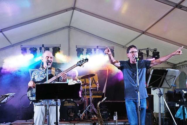 400 Menschen feiern bei Rock ’n’ Roll im Herbolzheimer Stadtgarten