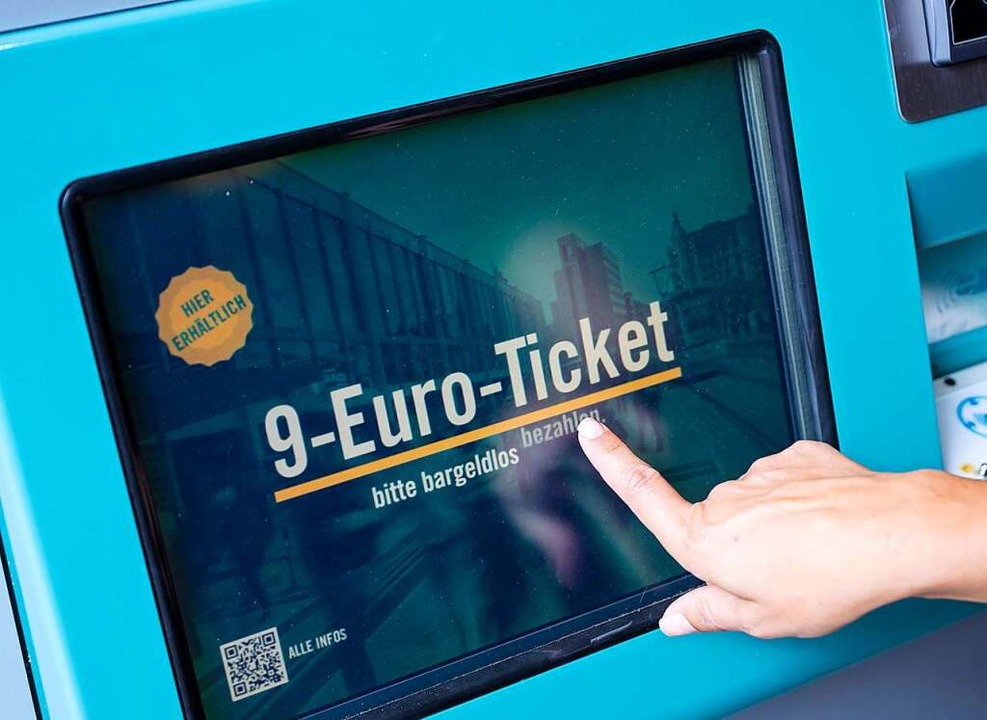Noch gibt es das 9-Euro-Ticket. Doch wie geht es im September weiter?  | Foto: Boris Roessler (dpa)