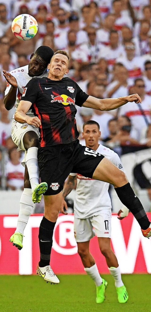 Umkmpft war die Partie zwischen Stutt...d Lukas Klostermann ein Kopfballduell.  | Foto: THOMAS KIENZLE (AFP)