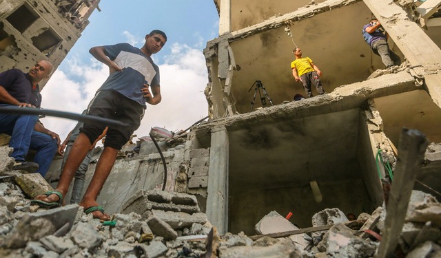 Trmmer eines Gebudes, in dem der sd...n Luftangriff ums Leben gekommen ist.   | Foto: Mohammed Talatene (dpa)