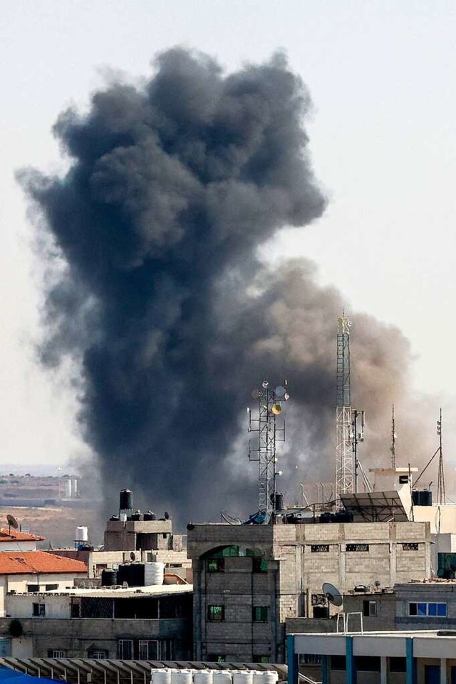 Explosionen nach israelischen Luftangriffen in Rafah  | Foto: SAID KHATIB (AFP)