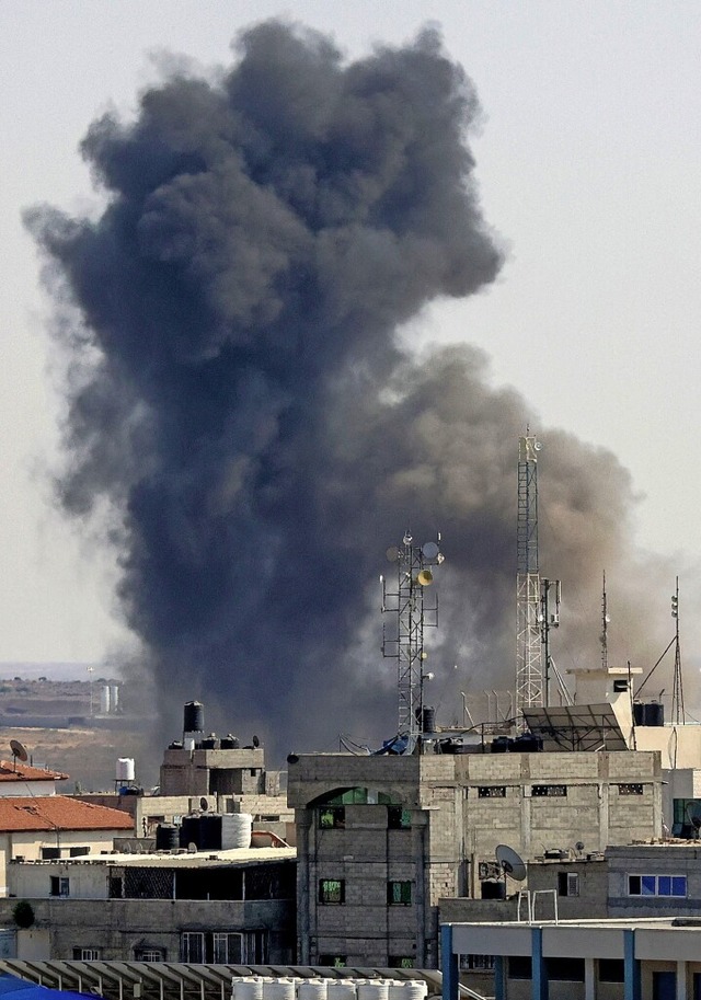 Explosionen nach israelischen Luftangriffen in Rafah  | Foto: SAID KHATIB (AFP)