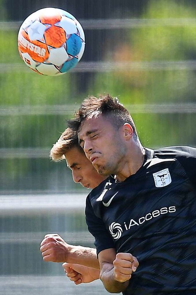 &#8222;Immer einen Schritt zu spt&#82... links) gegen FC-Kapitn Daniele Sanso  | Foto: Achim Keller