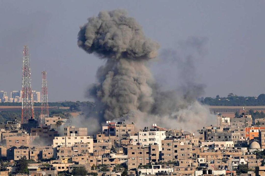 Explosion in Gaza nach israelischen Luftangriffen  | Foto: Adel Hana (dpa)