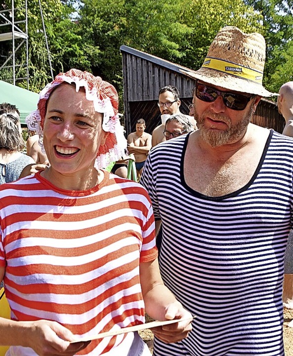 Badekleidung von anno dazumal:  Anläss...ten sich einige Teilnehmer kostümiert.  | Foto: Horatio Gollin