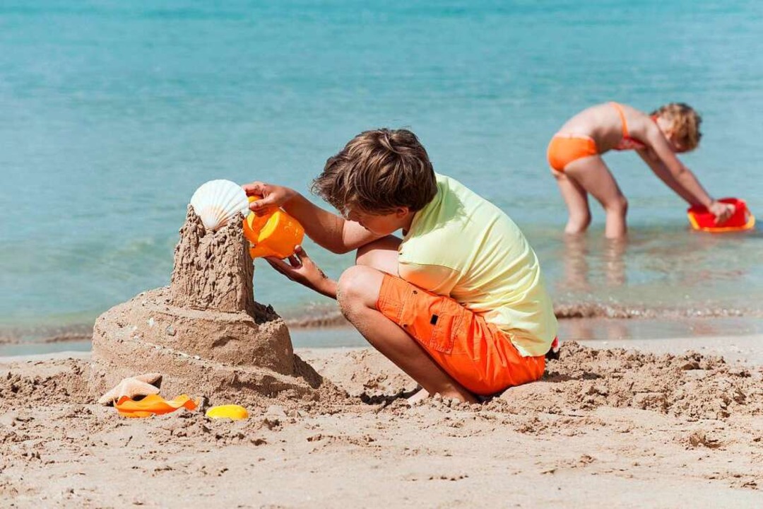 Wie gut eine Sandburg hält, hängt auch von welcher Sand am Strand liegt.  | Foto: tunedin  (stock.adobe.com)