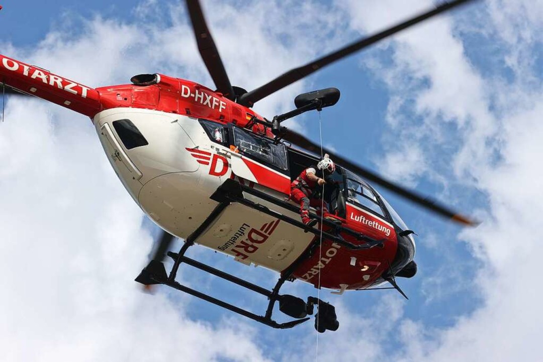 Der Helikopter flog den Schwerverletzten in eine Lörracher Klinik.  | Foto: Bodo Schackow (dpa)