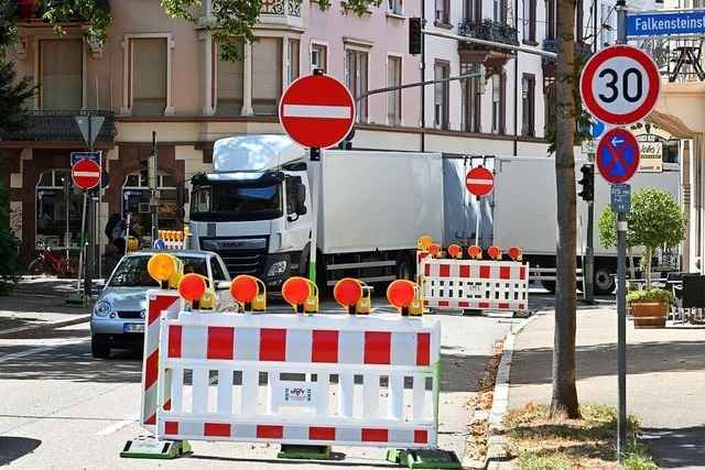 An der B31-Baustelle in Freiburg m�ssen Lkw ganz sch�n zirkeln