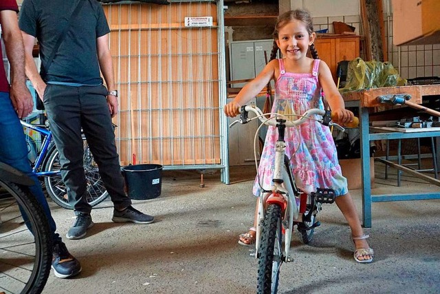 Doch noch ein passendes Rad gefunden: ...rige Sofia aus der Ukraine freut sich.  | Foto: Freundeskreis Flchtlinge