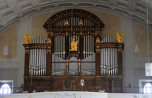 Die Spth-Orgel in der katholischen Ki...chen in Rheinfelden ins Licht gerckt.  | Foto: Roswitha Frey