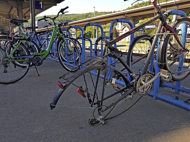 Was Waldshut (Foto links) fehlt, haben...rlauchringen: abschliebare Veloboxen.  | Foto: Gerard, Roland