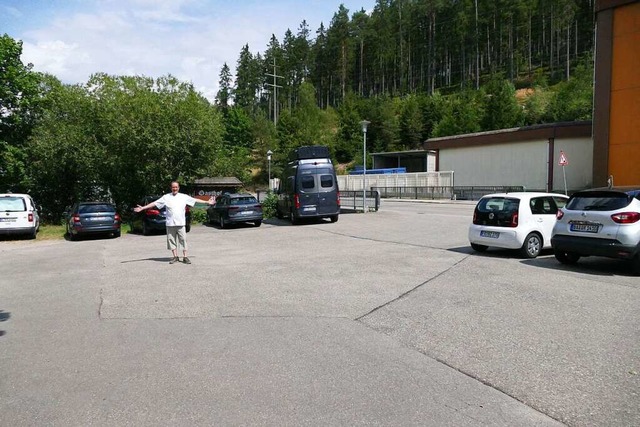 Gengend  Platz fr den Bus wre auf s...n, damit sie fr den Bus frei bleiben.  | Foto: Christoph Giese