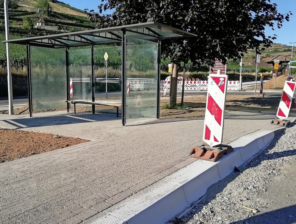 Die barrierefreie Bushaltestelle am Or...Achkarren ist bereits fertiggestellt.   | Foto: Sebastian Ehret