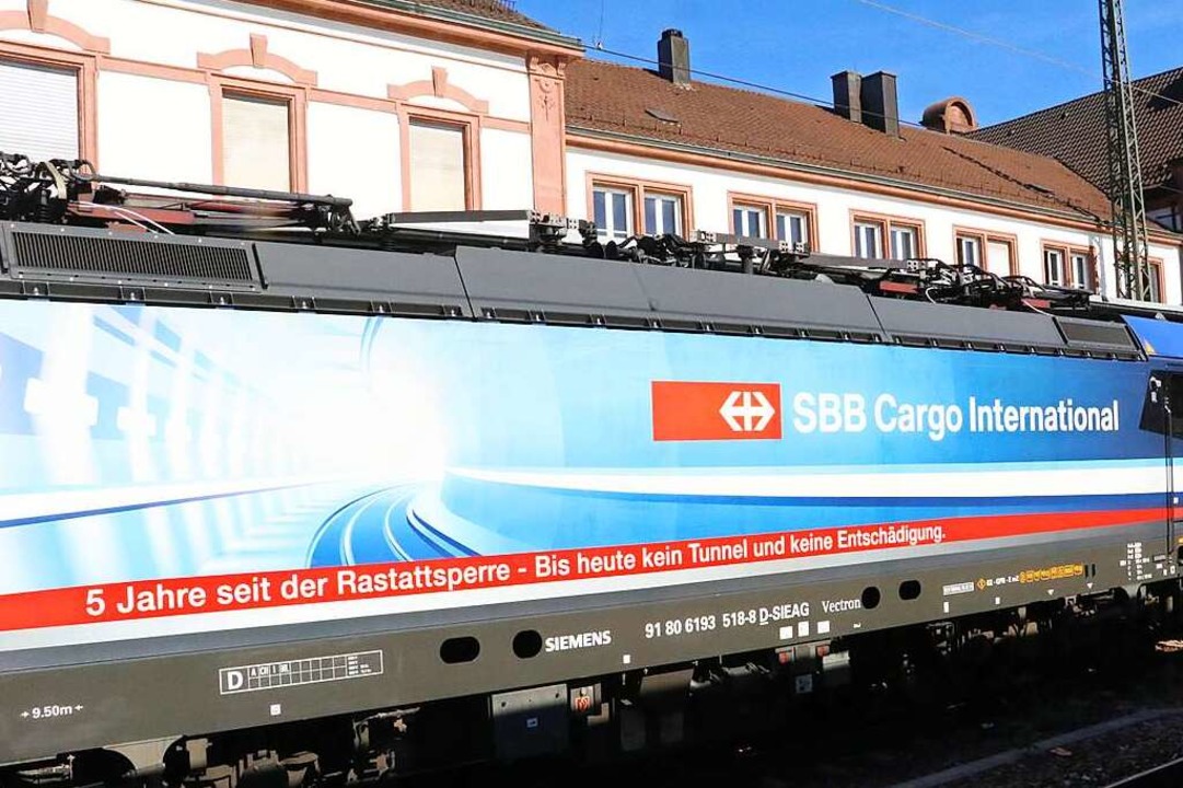 Auf einem Güterzug der Schweizer SBB k...hädigungsforderung des NEE in Rastatt.  | Foto: Otto Schnekenburger