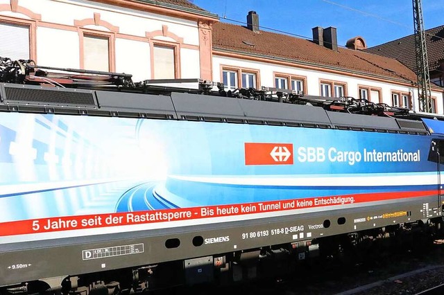 Auf einem Gterzug der Schweizer SBB k...hdigungsforderung des NEE in Rastatt.  | Foto: Otto Schnekenburger