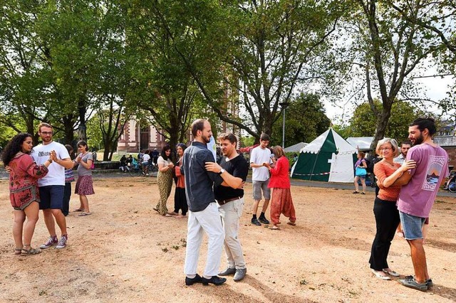 Ein Tangokurs auf der Wiese funktionie..., von links) machten vor, wie es geht.  | Foto: Rita Eggstein