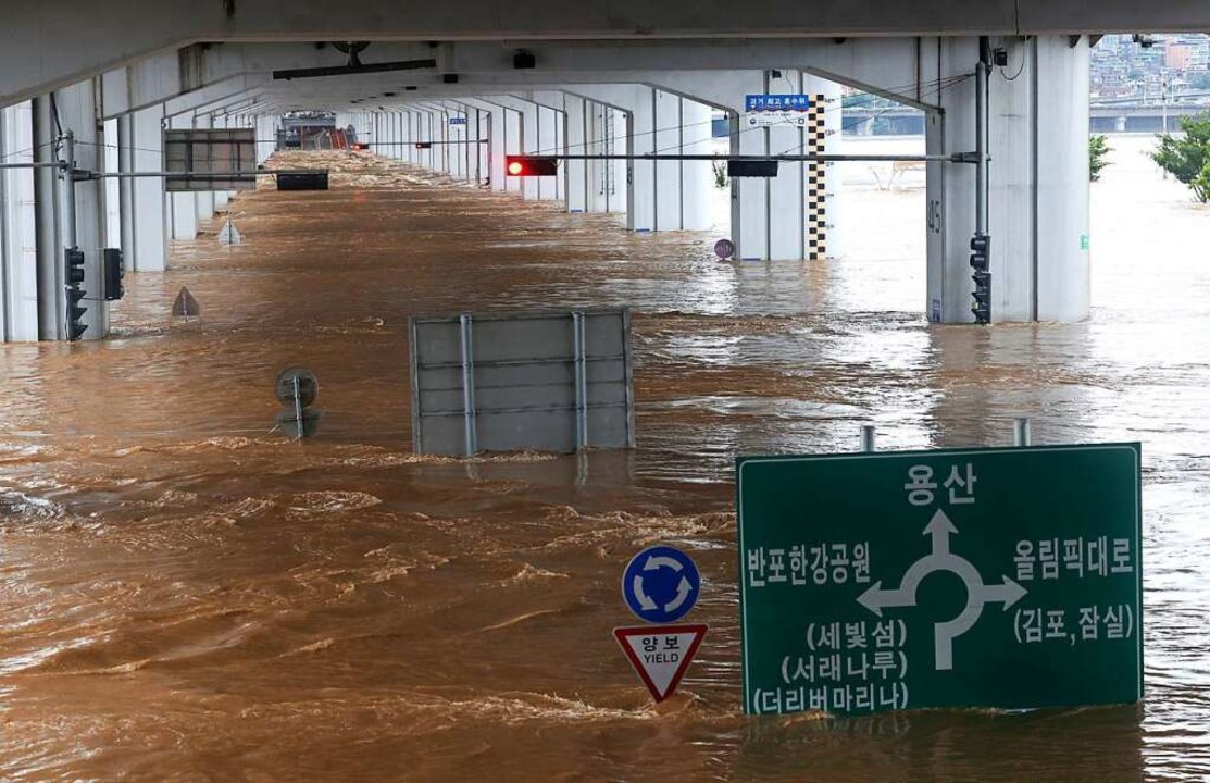 Die Jamsu-Brücke über den Han-Fluss steht unter Wasser.  | Foto: - (dpa)