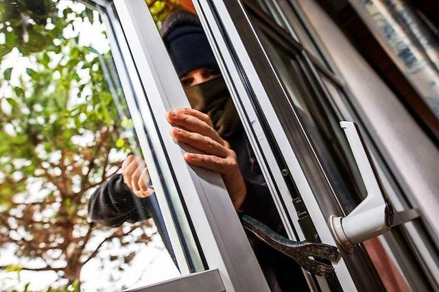 Einbrecher kommt durch offene Balkontür in eine Wohnung in Obersäckingen