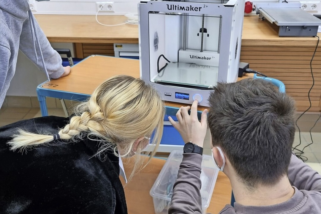 Auch die Arbeit mit dem 3-D-Drucker gehört zum Ausbildungsprogramm.  | Foto: Sabine Wagner