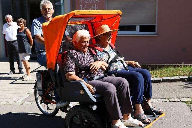 Senioren werden mit einer Rikscha durch Bonndorf kutschiert