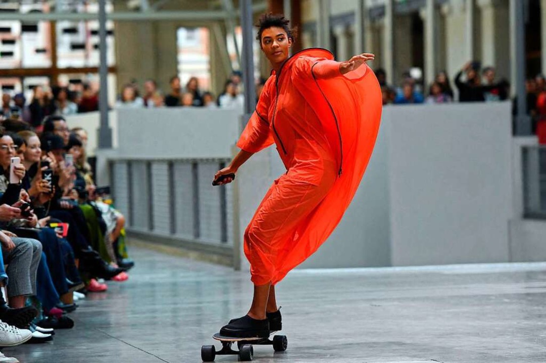 Das Foto aus dem Jahr 2019 zeigt ein M...ey Miyakes trägt und Skateboard fährt.  | Foto: CHRISTOPHE ARCHAMBAULT (AFP)