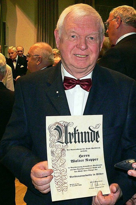 Walter Nopper 2006 bei der Verleihung ...e in Silber durch die Stadt Waldkirch.  | Foto: Eberhard Weiß